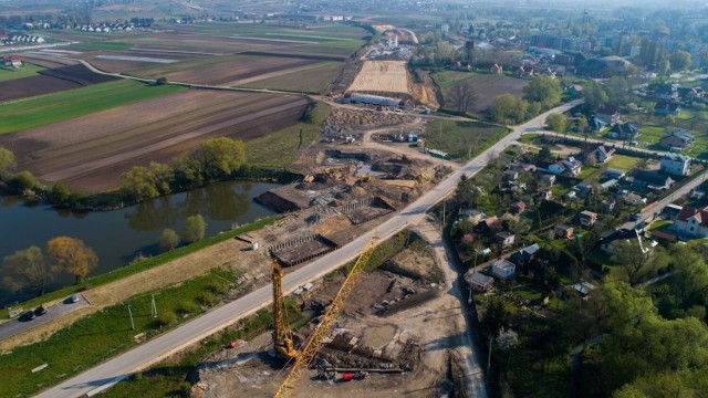 Kraków, budowa trasy S7. Budowany odcinek drogi ekspresowej ma 18,3 km długości i połączy istniejące już węzły – Widoma i Kraków Nowa Huta. W ramach inwestycji powstaną cztery węzły (Łuczyce, Raciborowice, Kraków Mistrzejowice, Kraków Grębałów).