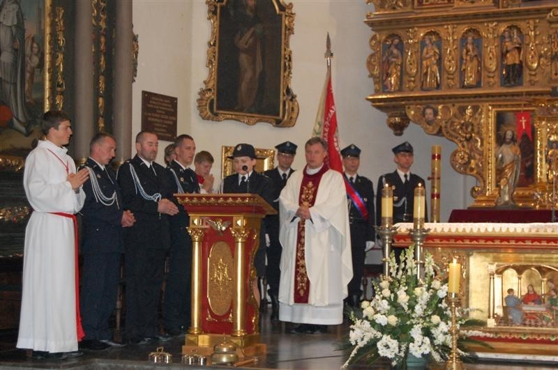 Żukowo. Strażacy w dniu swojego patrona ofiarowali figurkę św. Floriana parafii WNMP