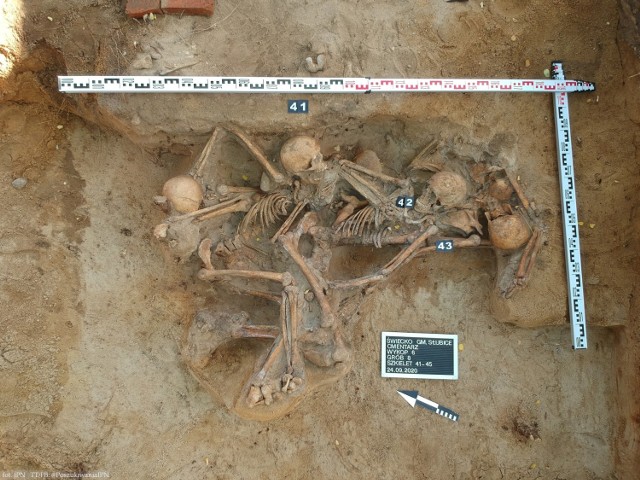 We wrześniu 2020 roku ujawniono szczątki 20 osób, w tym masową jamę grobową, a w niej 6 szkieletów