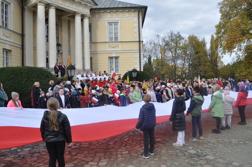 Narodowe Święto Niepodległości 2023. Biało-czerwony korowód...