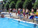 Zawody pływackie na basenie letnim w Strzegomiu
