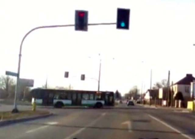 Kierowca autobusu komunikacji miejskiej, mimo czerwonego światła, przejechał przez skrzyżowanie