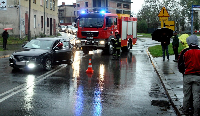 Znów zderzenie pod wiaduktem. Trzy osoby w szpitalu