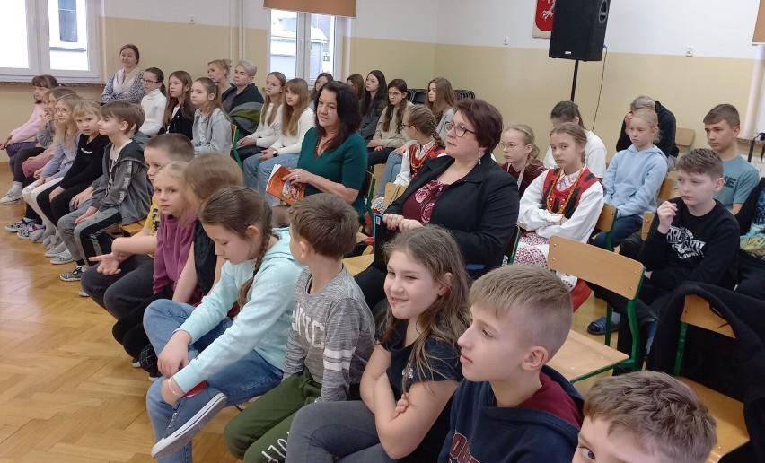 W Szkole Podstawowej w Obierwi  2.12.2022 wspominano postać i twórczość Tadeusza Greca