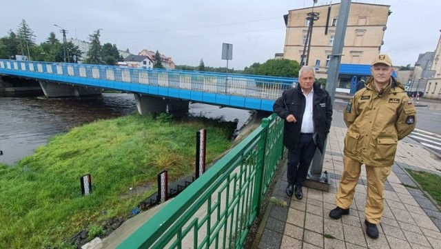 W związku z sytuacją pogodową, od niedzielnego poranka wojewoda Sławomir Kłosowski wizytował poziom wód na opolskich rzekach. Najtrudniejsza jest sytuacja na Białej Głuchołaskiej, Morze i Widawce, ale nie ma powodu do niepokoju, bo nigdzie nie zostały przekroczone stany ostrzegawcze.