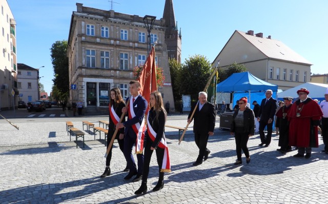 Obchody święta rozpoczęło nabożeństwo, które w intencji rzemieślników i przedsiębiorców odprawił w miejscowym kościele pw. Św. Mikołaja proboszcz ks. Kazimierz Małżeński. Po zakończeniu mszy rzemieślnicy i ich goście przeszli na rynek koło ratusza, gdzie odbył się plenerowy festyn. Czech Rzemieślników i Przedsiębiorców zrzesza około 80 firm z trzech gmin: Skwierzyny, Bledzewa i Przytocznej. Są wśród nich m.in. zakłady fryzjerskie, warsztaty usługowe i zakłady remontowo-budowlane, masarnie i piekarnie.