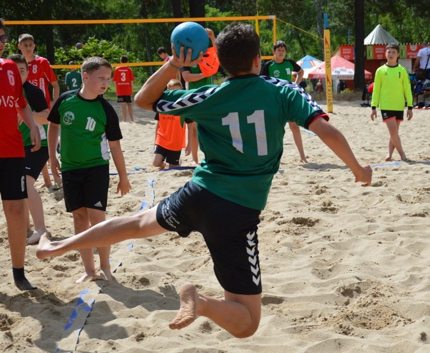 Piłka ręczna na plaży to niezwykle atrakcyjna odmiana...