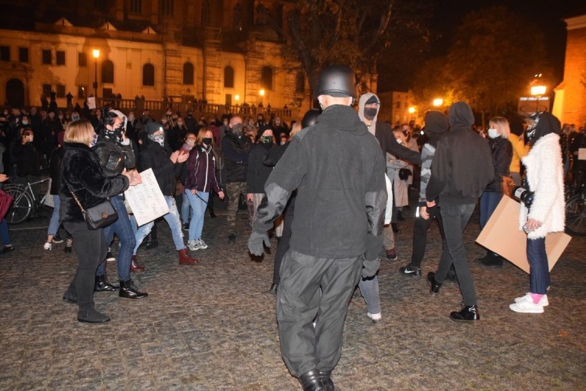 "Gniezno nie stoi, biskupów się nie boi" - protest...