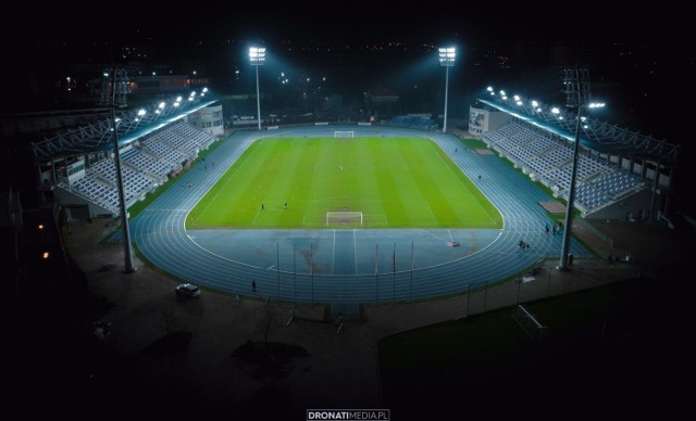 We wtorek na stadionie przy ul. Narutowicza 9 odbyła się próba nowoczesnego oświetlenia po modernizacji. 2000 luxów rozświetliło obiekt. Natężenie światła i cały stadion wygląda bardzo efektownie. Firma Dronatimedia Film Studio nagrała film i zrobiła zdjęcia obiektu z drona. Dzięki uprzejmości radomskiej firmy możemy obejrzeć zdjęcia i filmy. 

ZOBACZ KOLEJNE ZDJĘCIA Z LOTU PTAKA. KLIKNIJ NASTĘPNE ====>>>>   

