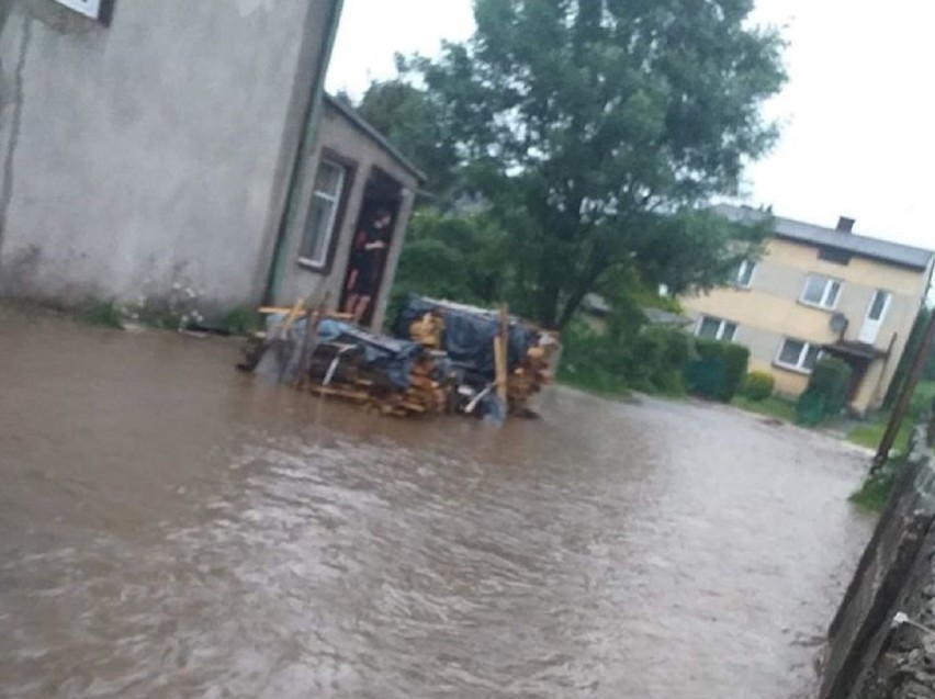 Podtopione posesje i zalane ulice w powiecie zawierciańskim...