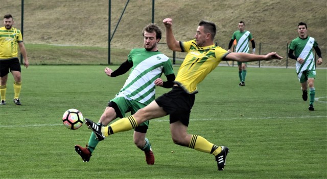 Maciej Majcherek (z prawej, Brzezina) w starciu z Bartoszem Palką (Nadwiślanin)