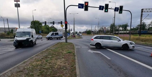 W piątek, 2 sierpnia, około g. 7.51 doszło do kolizji dwóch aut osobowych (opel vectra, peugeot boxer) na skrzyżowaniu ulic Fabrycznej z Kamienną. Na miejscu działały służby. Policja ustaliła, że kolizję spowodował kierujący vectrą, który wjechał na skrzyżowanie na czerwonym świetle i uderzył w prawidłowo jadącego peugeota. Jedną osobę przewieziono do szpitala na badania. 
W miejscu stłuczki występowały utrudnienia w ruchu. 


Flash INFO, odcinek 25 - najważniejsze informacje z Kujaw i Pomorza.
