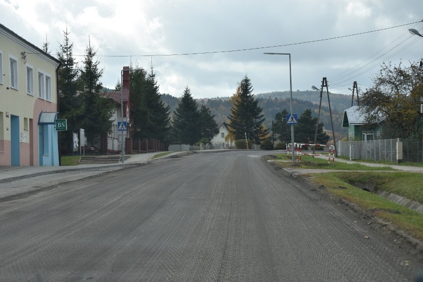 Gorlice. Droga wojewódzka 993 Gorlice-Dukla rozkopana w kilku miejscach. Trzeba się mieć na baczności [ZDJĘCIA]