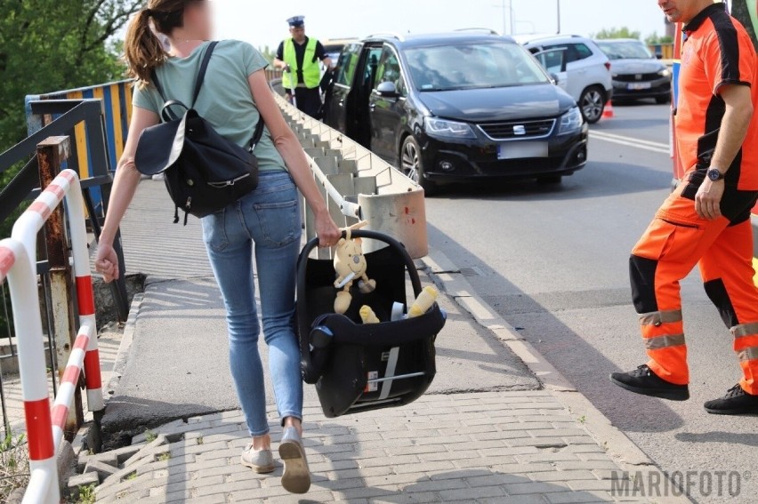 Zderzenie dwóch samochodów w Opolu. Jedna osoba trafiła do...