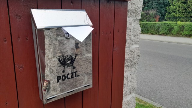 Awizo w systemie pocztowy i kurierskim to specjalne zawiadomienie zawierające informację o nadejściu przesyłki, której nie można bezpośrednio doręczyć odbiorcy. Może być to np. papierowa karteczka zostawiona w skrzynce na listy.