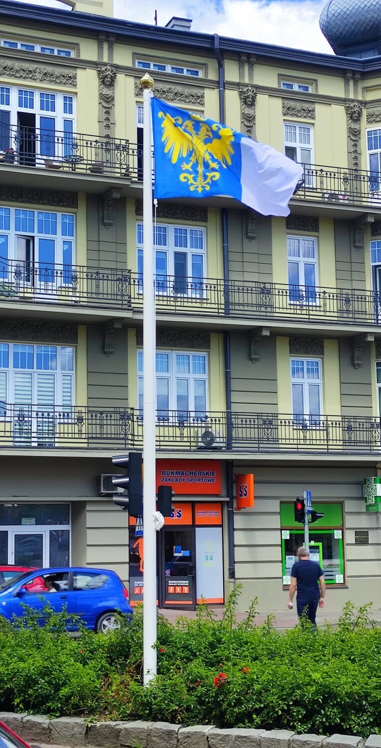 Na Placu Konstytucji 3 Maja w Przemyślu pojawiły się dwie flagi [ZDJĘCIA]