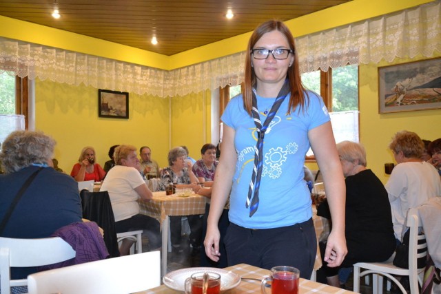 Seniorski obiad podczas wycieczki.Dh hm Anna Nowak Zastępca Komendanta Krakowskiej Chorągwi ZHP ds. Programowych w akcji.