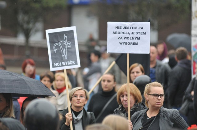 W poniedziałek, 3 października, w Gorzowie zorganizowano czarny protest. Zgromadził on około pół tysiąca przeciwników zaostrzenia przepisów aborcyjnych.