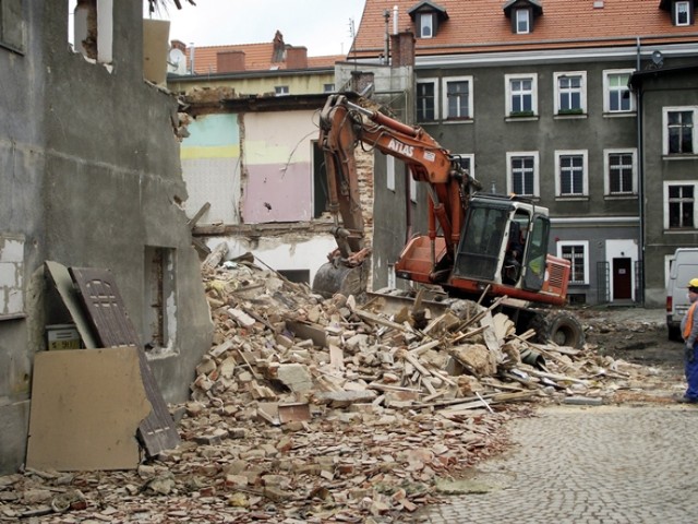 W miejscu wyburzonych nieruchomości na pl. Rycerskim w Wałbrzychu zostanie rozbudowany parking