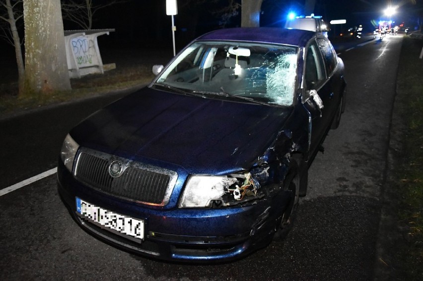 W wypadku pod Przechlewem osobówka uderzyła w skuter. Dwie osoby przewiezione zostały do szpitali (FOTO)