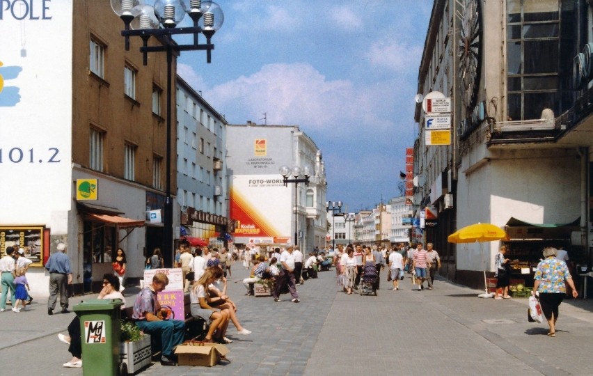 Opole w latach 90. Tak wyglądała ulica Krakowska w 1998...