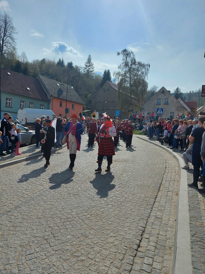 X Jubileuszowa Majówka w Srebrnej Górze. Wielobarwny pochód i koncert Czerwonych Gitar