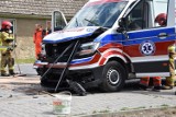 Wypadek karetki w Nowosiedlicach pod Oleśnicą. Zderzyły się dwa samochody osobowe i ambulans! 