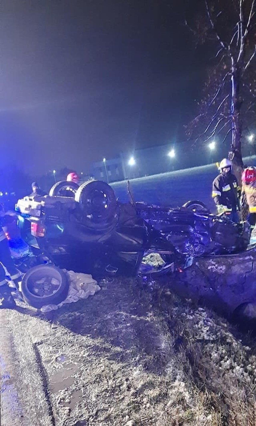 Groźnie wyglądający wypadek. Samochód dachował pod Wrocławiem