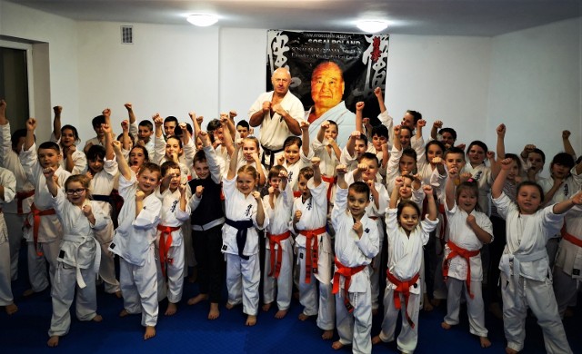 Sensei Leszek Ptak z najmłodszymi zawodnikami Bieckiego Klubu Karate Kyokushin. Widać ich pasję i zadowolenie z treningów