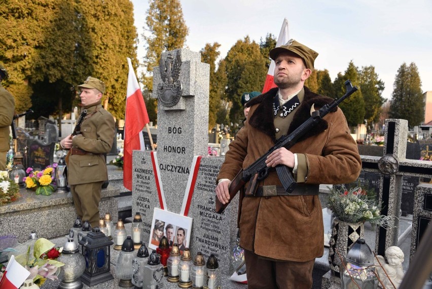 Nowy Sącz. W Narodowy Dzień Pamięci Żołnierzy Wyklętych poświęcono nagrobek partyzantów poległych w 1949 roku [ZDJĘCIA]