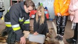 Strażacy z OSP Żory-Roj przygotowali nie lada atrakcję dla uczniów! Dzieci mogły wziąć udział w "akcji gaśniczej"