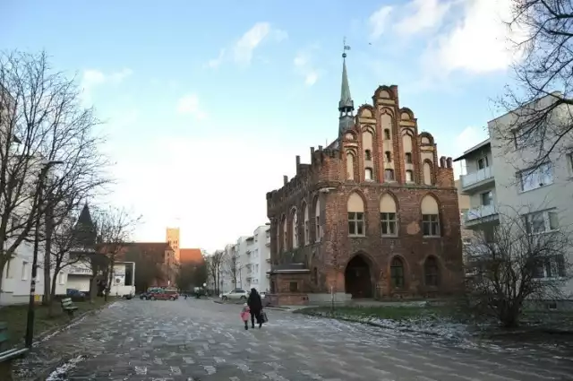 Zabytkowy Ratusz jeszcze w tym roku będzie miał wymieniony dach. Jest wykonawca prac ratunkowych zabytku na Starym Mieście.