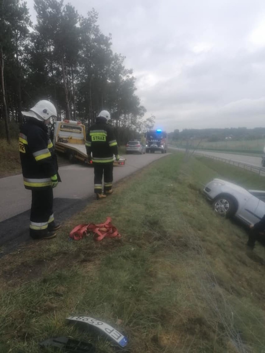 Wypadek na drodze serwisowej S8 w Podkonicach koło Tomaszowa Maz. Samochód osobowy w rowie [ZDJĘCIA]