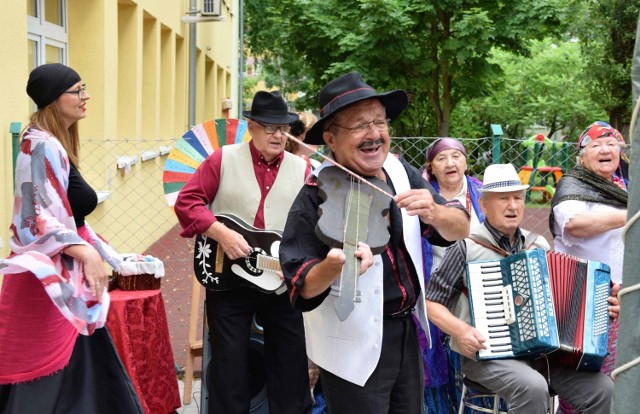 Seniorzy z Domu Dziennego Pobytu w Inowrocławiu powitali lato, bawiąc się na cygańską nutę