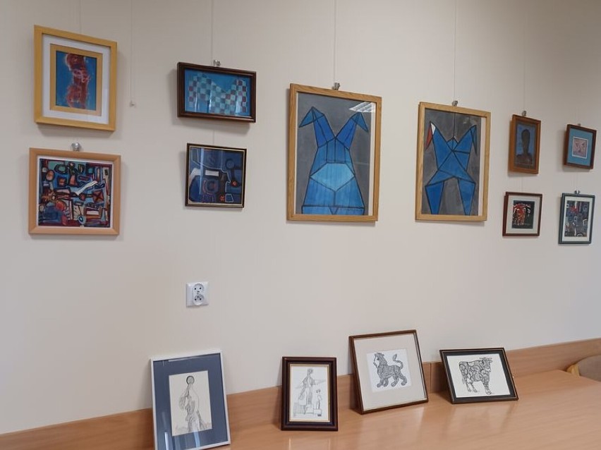  Interesująca wystawa twórczości Roberta Znajomskiego w  bibliotece chełmskiej PWSZ. Zobacz zdjęcia
