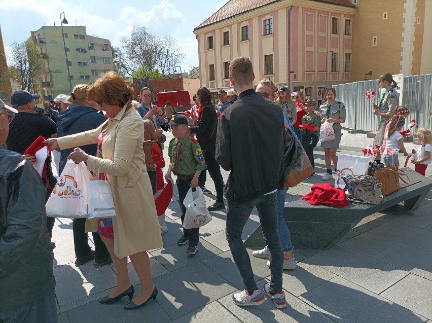W Dniu Flagi na lubińskim rynku nie zabrakło biało-czerwonych akcentów