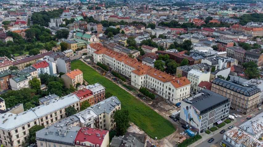 Kraków. Dwa światy obok siebie: z jednej strony zieleń, z drugiej beton i demolka