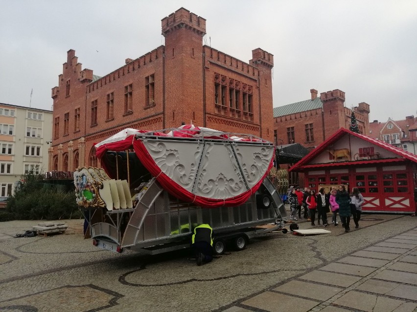 W piątek przed ratusz zajechała karuzela, w sobotę rusza jarmark, czyli świętowanie czas zacząć!