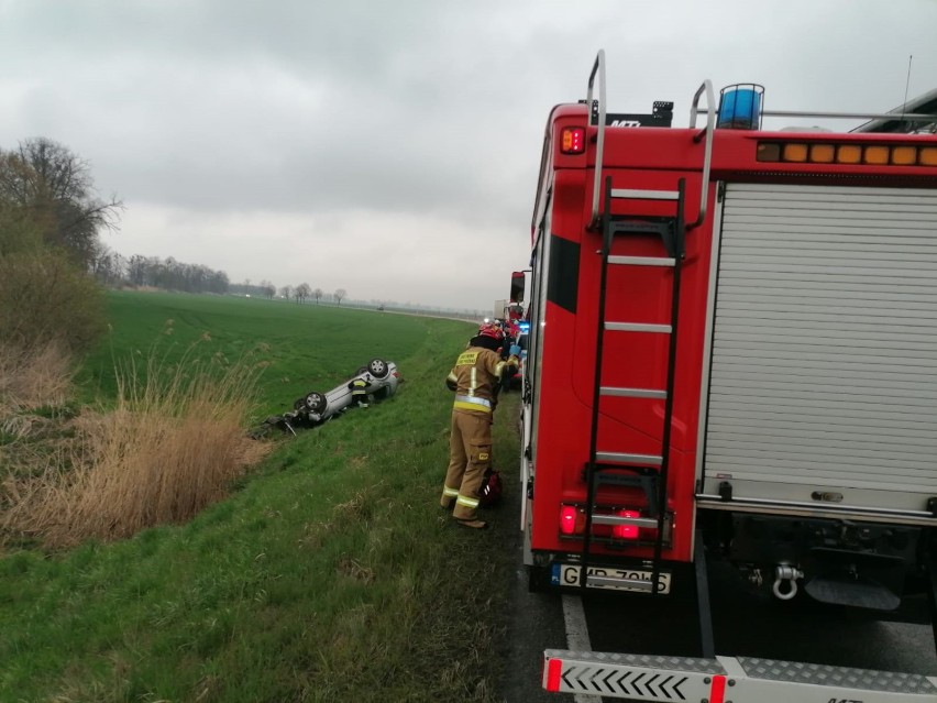 Gm. Stare Pole. Wypadek na drodze krajowej nr 22 w Królewie. Ucierpiały dwie osoby