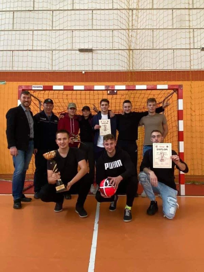 Strażacy z gminy Opatówek zmierzyli się w Turnieju Halowej Piłki Nożnej. ZDJĘCIA
