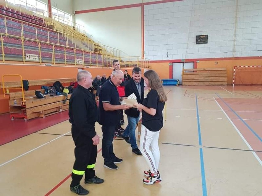 Strażacy z gminy Opatówek zmierzyli się w Turnieju Halowej Piłki Nożnej. ZDJĘCIA