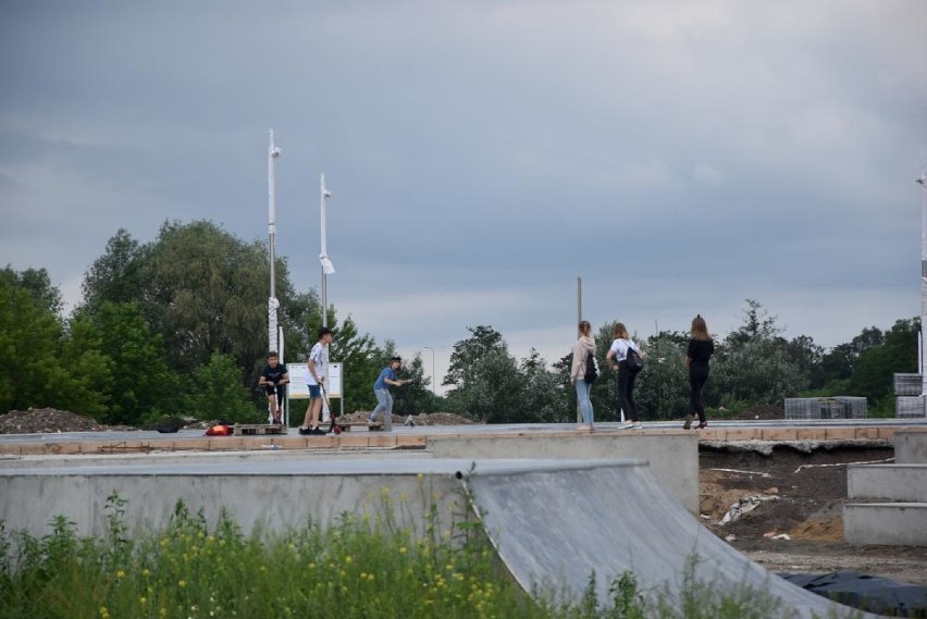 Skatepark w Pile. Choć jeszcze nie skończony to już przyciąga dzieci i młodzież [ZDJĘCIA]