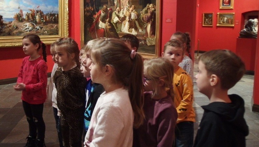 Podczas spaceru po galerii sztuki dzieci zobaczyły obrazy i...