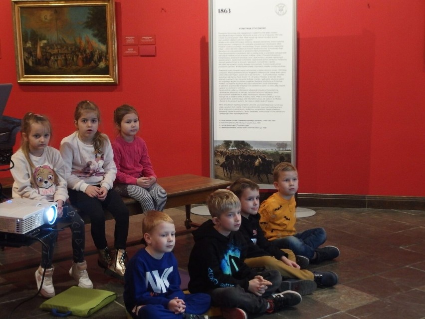Dzieci z kazimierskiej „trójki” były na wycieczce w Niepołomicach. Zwiedzanie rozpoczęły od wizyty w Zamku Królewskim. Zobaczcie zdjęcia