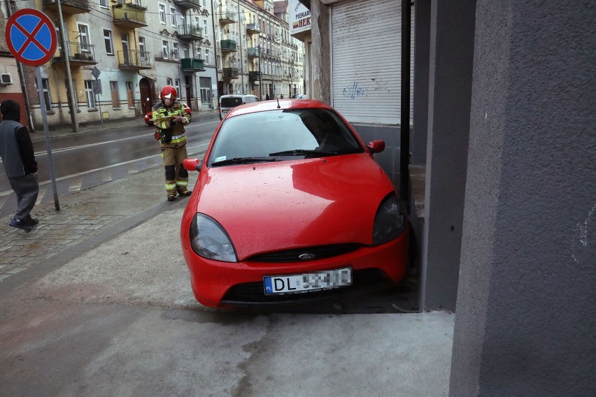 Wypadek na ulicy Stefana Czarnieckiego w Legnicy, jedna osoba poszkodowana