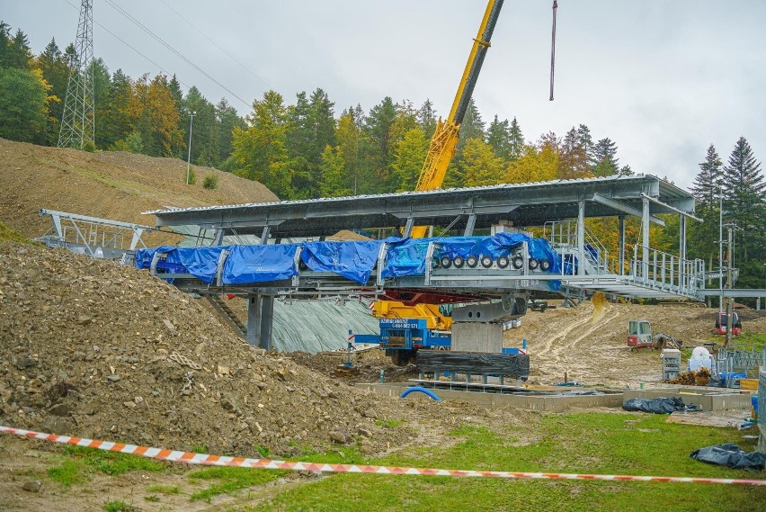 Dolna stacja nowej sześcioosobowej kolejki krzesełkowej na...