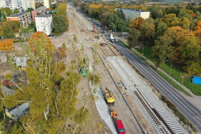 Trwa przebudowa fragmentu DK22 w Gorzowie. W ramach tej inwestycji przedłużone zostaje również torowisko. Na zdjęciach wykonanych dronem przez Bartłomieja Nowosielskiego z UM w Gorzowie idealnie widać, jak postępują prace w tym miejscu.

Co ma się zmienić po zakończeniu tej inwestycji? Oczywiście wiele! Ale... będąc przy temacie torowiska, przypomnimy, że zostanie ono przedłużone o około kilometr. Pętla na Silwanie została zlikwidowana na dobre. Tramwaje po zakończeniu prac zajeżdżać będą do skrzyżowania ulicy Walczaka z Fieldorfa Nila, czyli w okolicę siedziby straży pożarnej. Co ważne, nie będzie w tym miejscu pętli, tylko tzw. krańcówka.

Przeczytaj też:
Droga na Strzelce będzie jak nowa!

WIDEO: Gorzów ma sześć nowych autobusów miejskich
