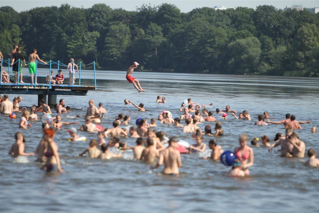 Wystarczy kilka słonecznych dni, by na plażach nad Rusałką nie było gdzie rozłożyć koca