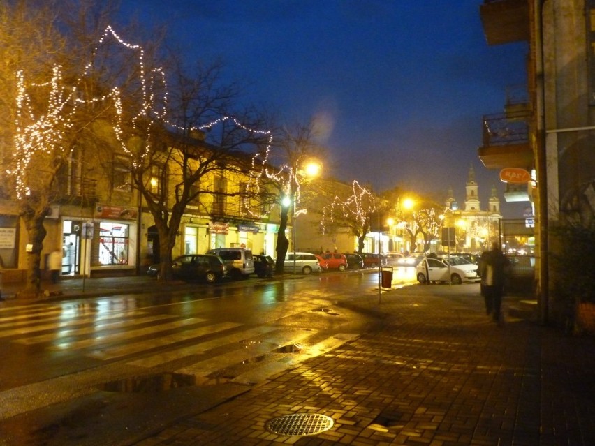 Świąteczne dekoracje na ulicach Radomska już świecą [ZDJĘCIA]