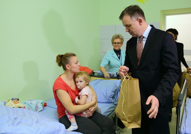 Prezydent Krzysztof Chojniak odwiedził dziś małych pacjentów oddziału pediatrycznego w Piotrkowie